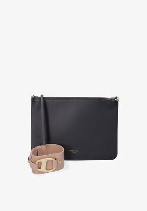 Bolso clutch rectangular de cuero negro con una correa de cuero beige desmontable que presenta una hebilla grande dorada y texto "MY-BEST BAG FIRENZE".