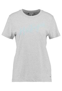 Camiseta de algodón gris con cuello redondo y mangas cortas. Presenta un logo "Hilfiger" en azul claro impreso en la parte frontal.