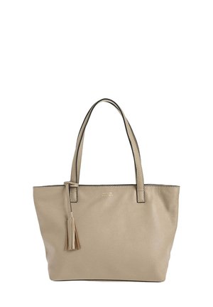 Sac fourre-tout en cuir beige avec deux poignées, une texture lisse et un gland décoratif. Présente des coutures contrastées et un design simple et ouvert.