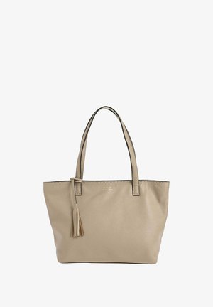 Sac fourre-tout en cuir beige avec deux poignées, une texture lisse et un gland décoratif. Présente des coutures contrastées et un design simple et ouvert.