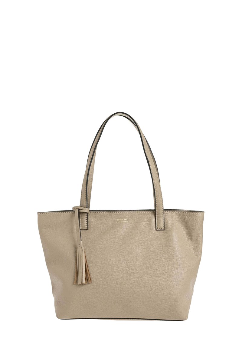 Sac fourre-tout en cuir beige avec deux poignées, une texture lisse et un gland décoratif. Présente des coutures contrastées et un design simple et ouvert.