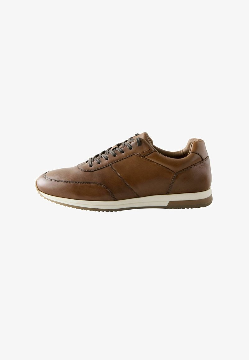 Baskets en cuir marron avec bout arrondi, couture ton sur ton, fermeture à lacets et semelle en caoutchouc ; présentent des accents de design subtils le long du côté.