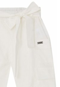 Pantaloni cargo bianchi in lino con vita regolabile, dotati di tasche laterali e etichetta con marchio, texture liscia e design a gamba larga.