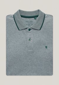 Szary polo z teksturowanym splotem, zielonym kołnierzykiem i zapięciem na trzy guziki. Ma mały zielony emblemat na lewej piersi. Rozmiar M.