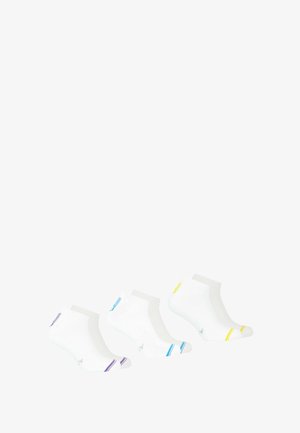 Ensemble de chaussettes blanches à la cheville comprenant trois paires avec des accents rayés violets, bleus et jaunes. Texture douce, design décontracté et ajustement extensible.