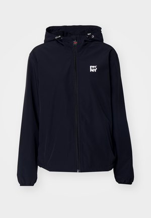 Jachetă impermeabilă neagră cu glugă, fermoar complet, manșete elastice și un logo alb pe piept. Material neted, ușor, design casual.