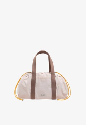 Bolsa de deporte de nailon de color rosa claro con asas de tela marrón y acentos de cuerda amarilla. Cuenta con una parte superior fruncida y un logotipo en la parte delantera.