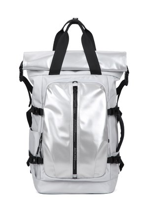 Zaino bianco con chiusura a roll-top, spallacci neri, tasca frontale con cerniera, cinture laterali con fibbia e materiale lucido impermeabile.