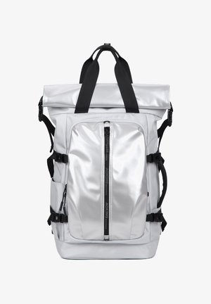 Witte roll-top rugzak met zwarte banden, voorvak met rits, zijgespen en waterbestendig glanzend materiaal.