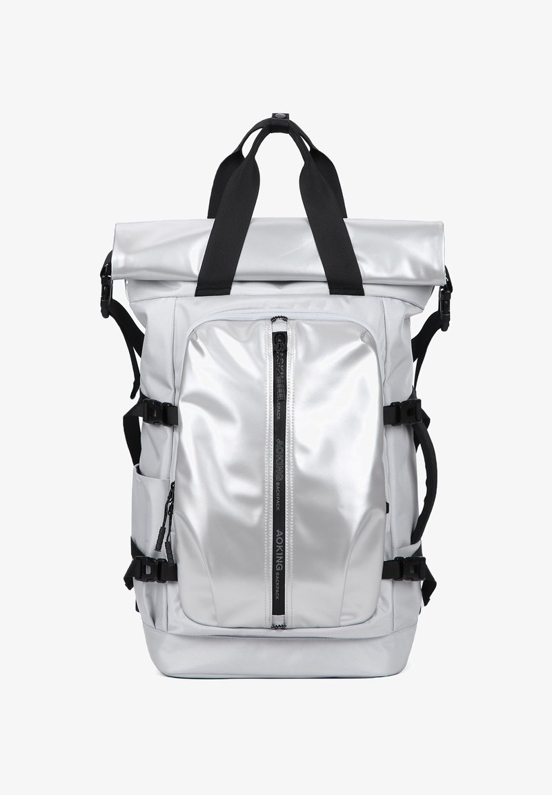 Sac à dos blanc à rabat roulé avec bretelles noires, poche avant zippée, sangles latérales à boucle et matériau brillant résistant à l'eau.