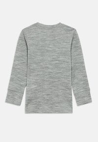 Maglia a maniche lunghe color grigio mélange, realizzata in tessuto morbido. Presenta una scollatura arrotondata e polsi a costine, con una texture liscia su tutta la superficie.