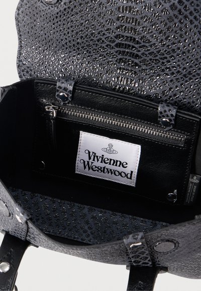 Εσωτερικό μαύρης δερμάτινης τσάντας με υφή, με τσέπη με φερμουάρ και άσπρη ετικέτα Vivienne Westwood ραμμένη στο εσωτερικό.