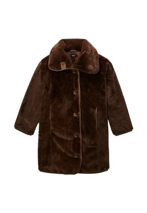 Manteau en fausse fourrure marron avec un grand col, des boutons de fermeture et deux poches avant, présentant une texture douce et une coupe droite.