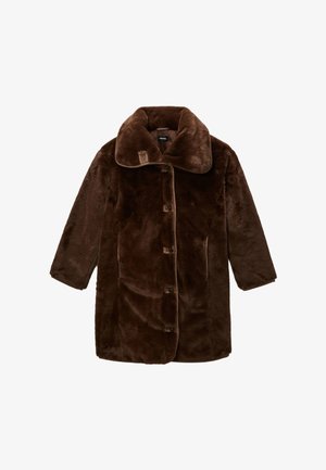 Manteau en fausse fourrure marron avec un grand col, des boutons de fermeture et deux poches avant, présentant une texture douce et une coupe droite.
