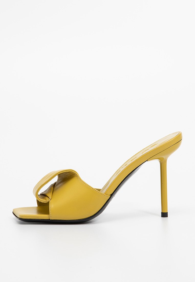 BY FAR Muiltjes met hak donkergeel BY FAR Muiltjes met hak donkergeel