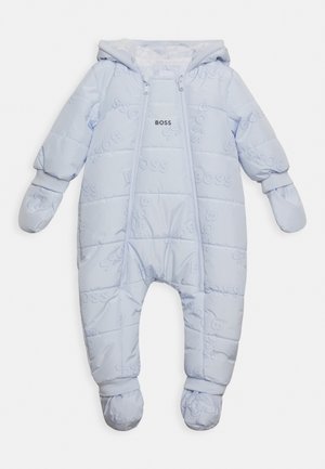 Combinaison de neige rembourrée pour bébé bleu clair, avec capuche, moufles, couvre-pieds et logo "BOSS" sur la poitrine et sur tout le tissu.