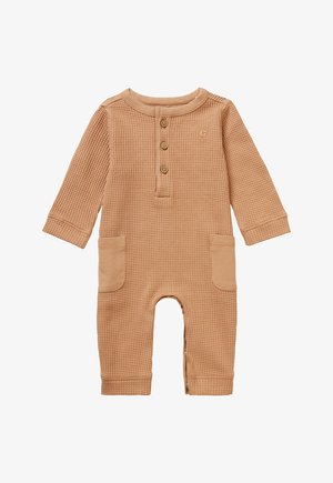 Combinaison en un seul morceau de couleur marron clair avec texture en gaufre, à manches longues, avec patte de boutonnage à quatre boutons, deux poches frontales et poignets côtelés.