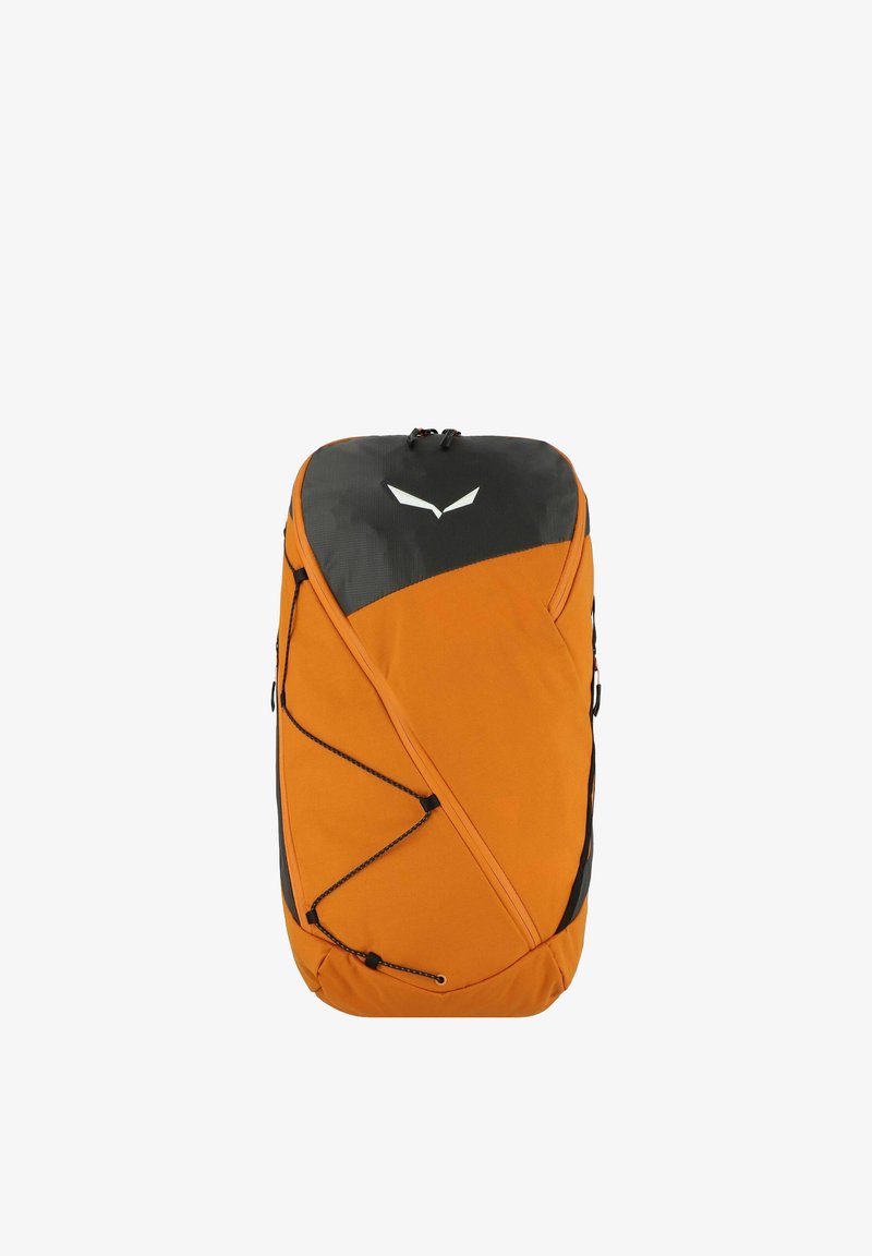 Oranger und schwarzer Wanderrucksack mit diagonalem Reißverschluss und verstellbarem externem Bungee-Seil auf der Vorderseite, isoliert auf weißem Hintergrund.