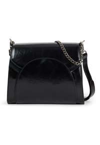 Borsa a mano in pelle nera con finitura lucida, caratterizzata da un design curvo, una tracolla a catena e una chiusura a patta. Texture liscia e dettagli minimalisti.