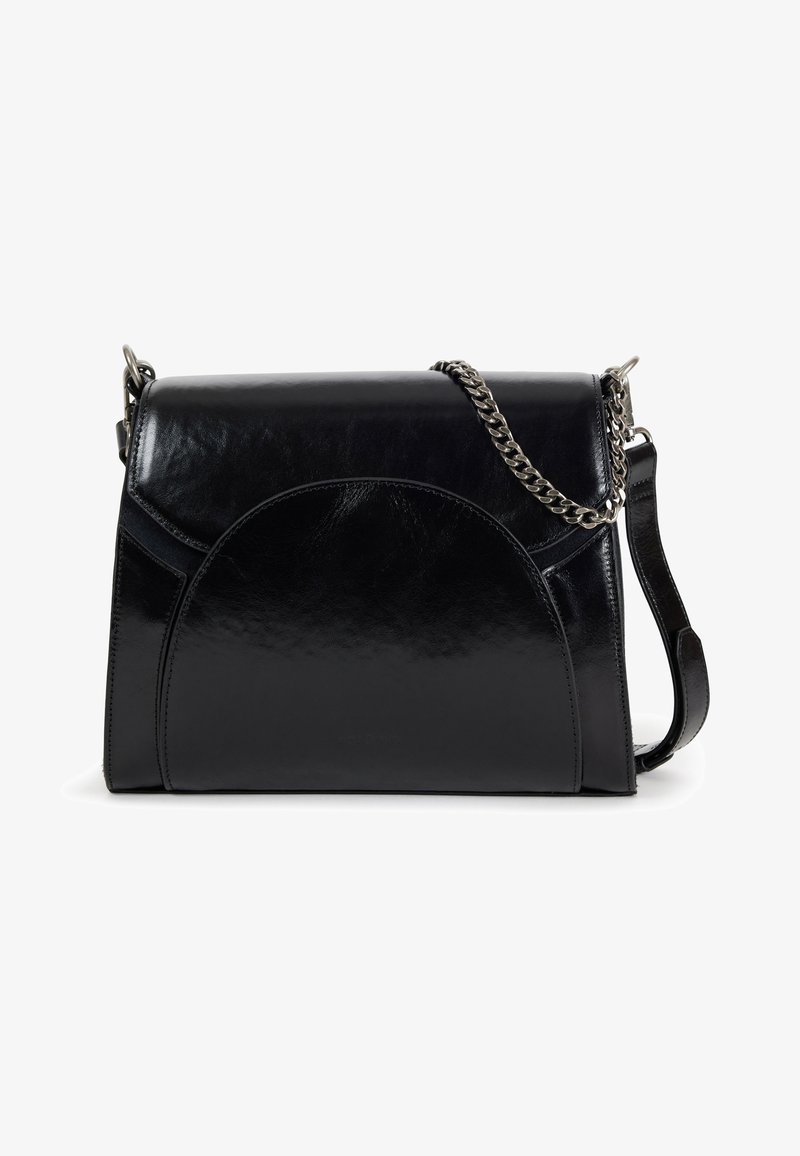 Schwarze Lederhandtasche mit glanzendem Finish, gekennzeichnet durch ein geschwungenes Design, eine Kettenumhängegurt und einen Klappenverschluss. Glatte Textur und minimalistischen Akzenten.