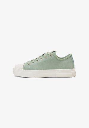 Grüne Wildledersneaker mit rundem Zeh, weißer Gummikappe, Schnürdesign und kontrastierender weißer Sohle. Dezente Stickereien an den Seiten.
