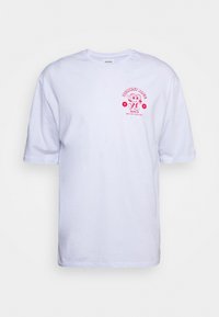 Camiseta blanca de algodón con un colorido estampado gráfico en el pecho, con el texto "AMOR PERFECTO" y detalles de personajes divertidos.