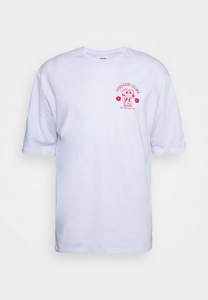 Biała bawełniana koszulka z kolorowym nadrukiem na klatce piersiowej, z napisem "DOSKONAŁA MIŁOŚĆ" i zabawnymi detalami postaci.