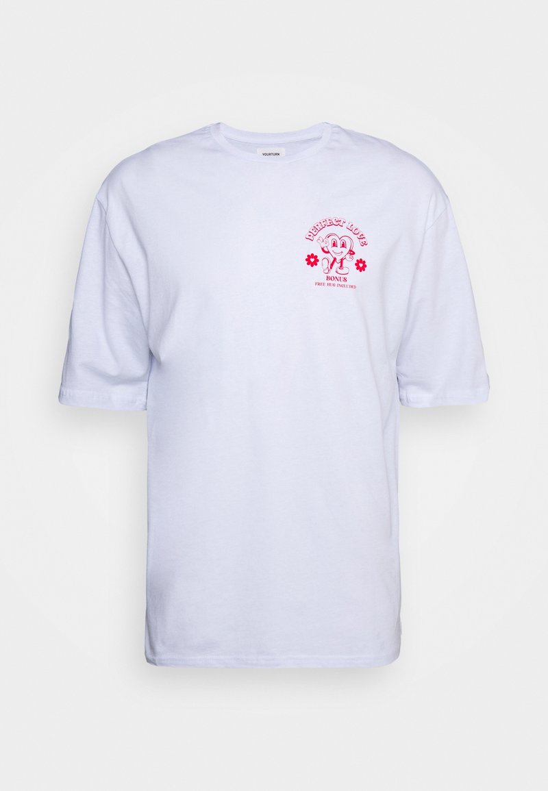 Camiseta blanca de algodón con un colorido estampado gráfico en el pecho, con el texto "AMOR PERFECTO" y detalles de personajes divertidos.