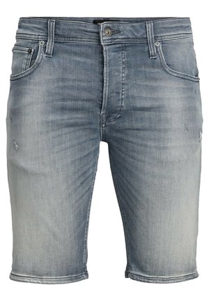 Shorts en denim bleu clair avec une texture décolorée, présentant un design standard à cinq poches, une fermeture à bouton et des accents effilochés à l'ourlet.
