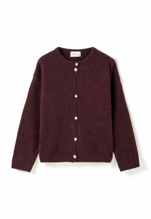 Tmavohnedý dlhý rukáv sveter na gombíky s okrúhlym výstrihom a šiestimi bielymi gombíkmi na prednej strane, položený na bielom pozadí.