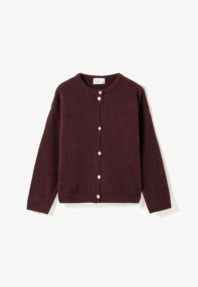 Donkerbruine lange mouwen cardigan met knopen en ronde halslijn, met zes witte knopen aan de voorkant, afgebeeld plat op een witte achtergrond.