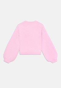 Roze cropped trui met lange, puffy mouwen en een ronde halslijn. Gemaakt van zachte, gebreide stof met een gladde textuur.