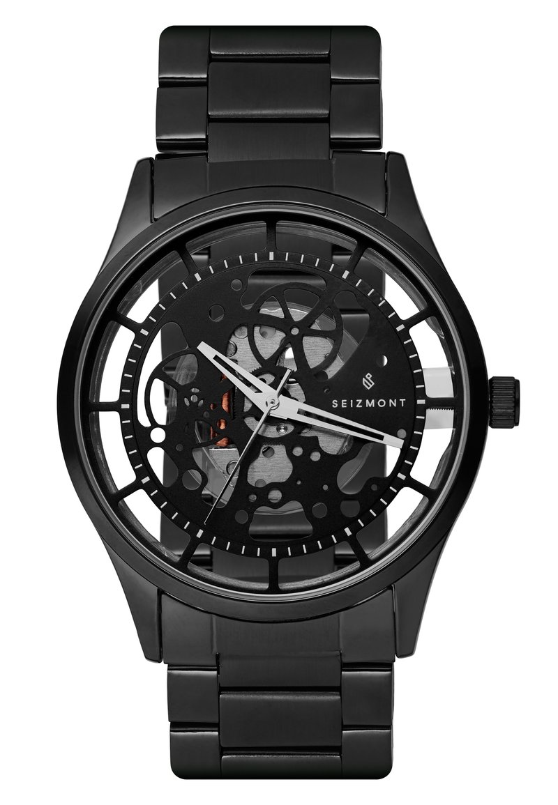 Svart analog klokke med skelettdial, som har sølvfargede time- og minuttimer, i tillegg til en metallrem og distinkte sirkulære former i designet.