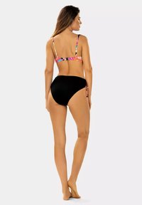 Zestaw bikini z topem w kwiatowy wzór, cienkimi ramiączkami oraz czarnymi, wysokimi kostiumami z przodu wiązanymi po bokach. Gładki, elastyczny materiał.