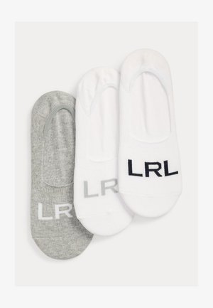 Τρία ζευγάρια χαμηλής κοπής κάλτσες, δύο λευκές και μία γκρι, το κάθε ένα με τα γράμματα "LRL" κοντά στην περιοχή των δαχτύλων.