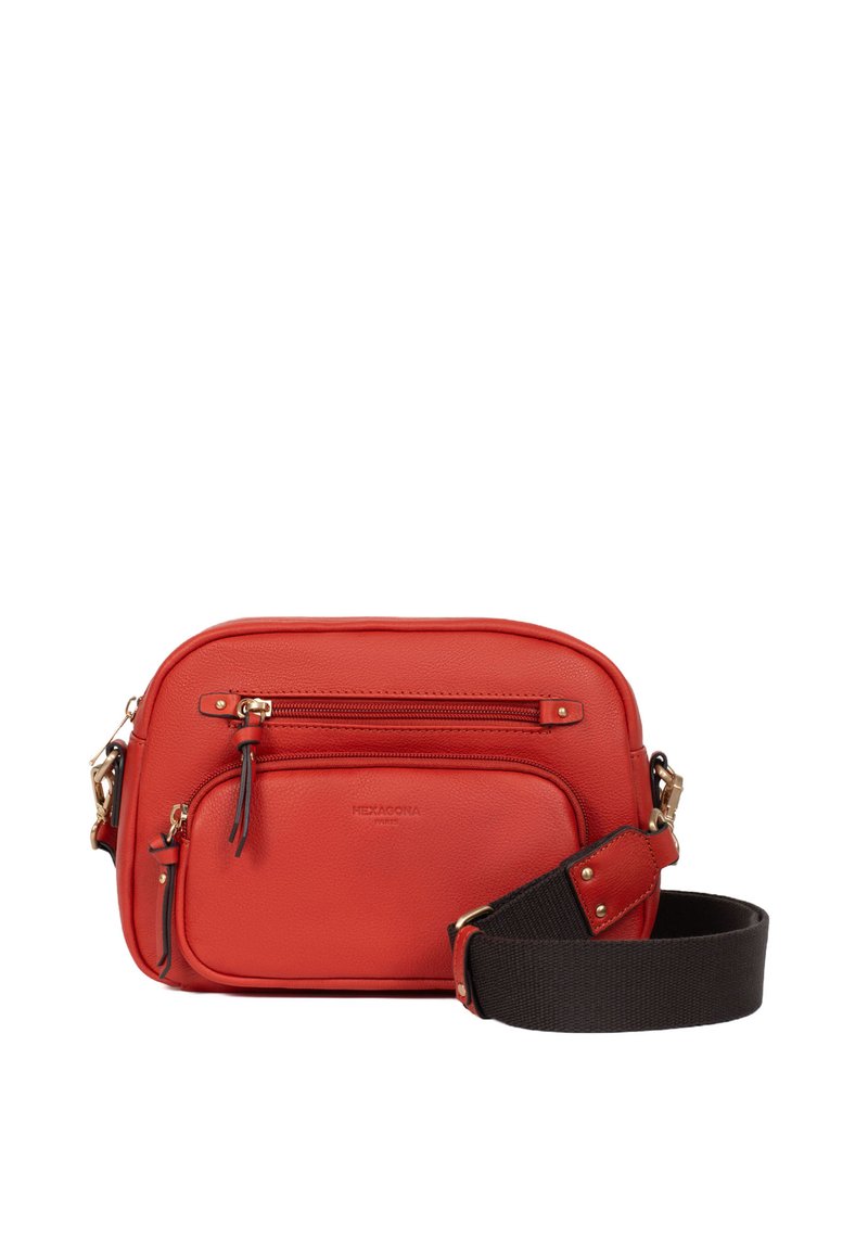 Borsa a tracolla in pelle rossa con finiture in oro, dotata di una tasca frontale con zip, un tracolla nera regolabile e una finitura liscia e texture.