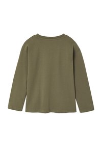 Olivegrünes Langarm-T-Shirt aus weicher Baumwolle. Rundhalsausschnitt, lockere Passform und schlichtes Design ohne Muster oder Akzente.