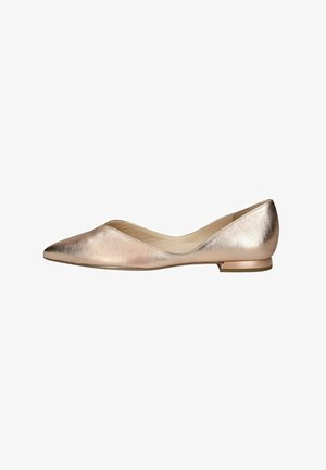 Ballerine en cuir métallisé rose doré, à bout pointu, petit talon, texture lisse, coutures minimales et éclat subtil.