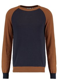 Suéter azul marino con mangas raglán marrones y puños y dobladillo acanalados a juego. Fabricado con un suave tejido de punto, presenta un cuello redondo clásico.