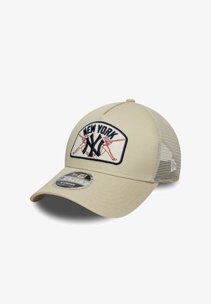 Béžová síťovaná baseballová čepice s zakřiveným kšiltem, na předním panelu s logem New York Yankees a červeně orámovanou výšivkou baseballového hráče.