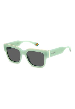 Ochelari de soare verde mentă cu un design pătratic, lentile întunecate și accente aurii. Prezintă un motiv cu dungi curcubeu pe brate.