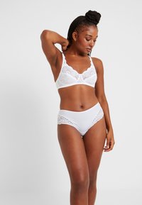 Triumph AMOURETTE SPOTLIGHT HIPSTER - Figi