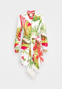 Knopfverschluss-Hemdkleid mit Druck von tropischen Blättern in Rot, Grün und Gelb auf weißem Hintergrund, mit einem Bindegürtel in der Taille und einem fransigen Saum.