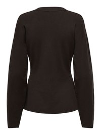 Dunkelbrauner, leichter Strickpullover mit langen Ärmeln und dezentem V-Ausschnitt. Glatte Textur mit figurbetonter Silhouette.