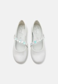 Weiße Leder-Mary-Jane-Schuhe mit einem elastischen Blumenriemen, runder Zehenform, glatter Oberfläche und gepolsterter Einlegesohle. Minimalistisches Design.