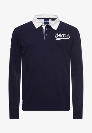 Marineblauw poloshirt met lange mouwen, een witte kraag, drie knopen en witte geborduurde "A.E.C" letters op de borst.