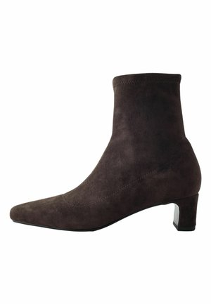 Dunkelbrauner Wildleder-Stiefelette mit niedrigem Blockabsatz und spitzer Zehe, Seitenansicht auf weißem Hintergrund.