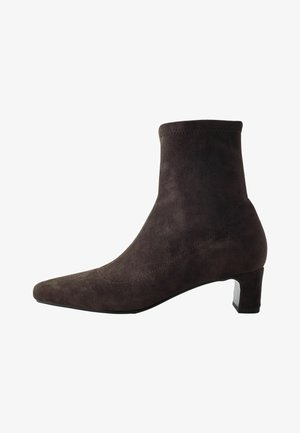 Dunkelbrauner Wildleder-Stiefelette mit niedrigem Blockabsatz und spitzer Zehe, Seitenansicht auf weißem Hintergrund.