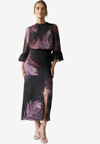 Love & Roses FLUTE SLEEVE FEATHER PRINT MIDI - Denní šaty - purple