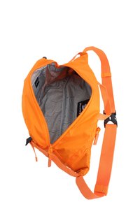 Orange Rucksack mit einem geometrischen grauen Innenfutter, verstellbaren Trägern und Reißverschlussverschluss. Verfügt über eine interne Tasche und besteht aus robustem Nylonmaterial.